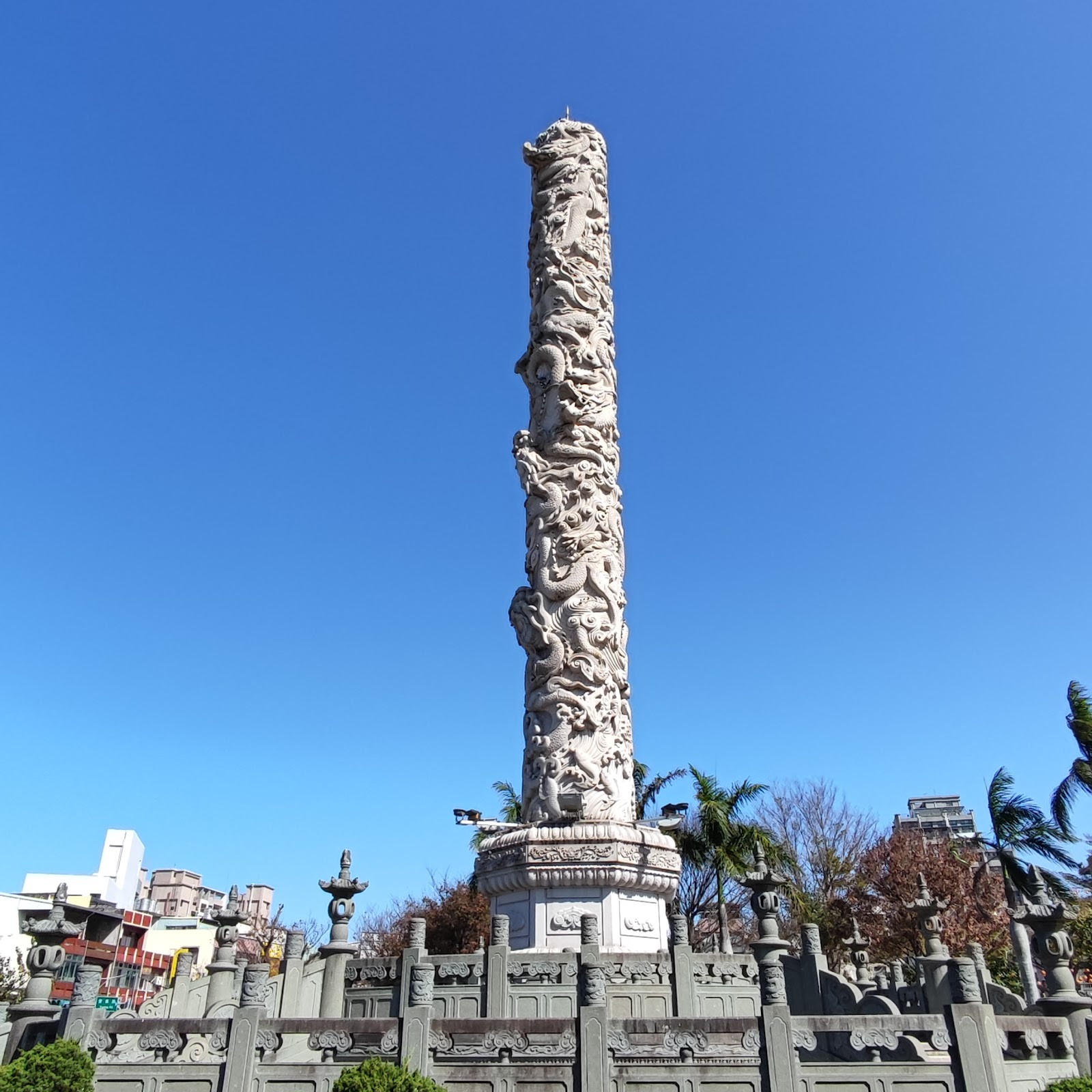 白天拍攝的天公壇公園九龍柱與廣場